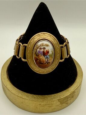 Vintage Courting Couple Link Bracelet | Gold Tone Cameo Scene Bracelet